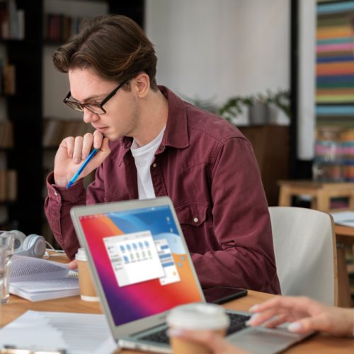 How to Start a Business in 2025: Books With Strategies, Cases & Expert Tips